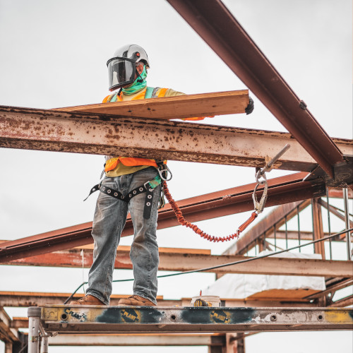 O objetivo da ergonomia é reduzir erros, aumentar a produtividade e promover de forma efetiva o conforto, eficiência e segurança no trabalho.