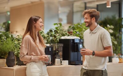 funcionarios conversando no cafe